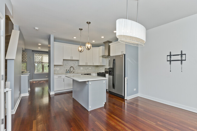 Photo - 1332 N Burling St Townhome
