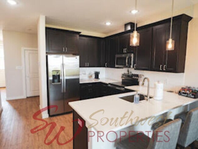 Foto del edificio - Ebony & Ivory Townhome — Fully Furnished + Walk to Tarleton!