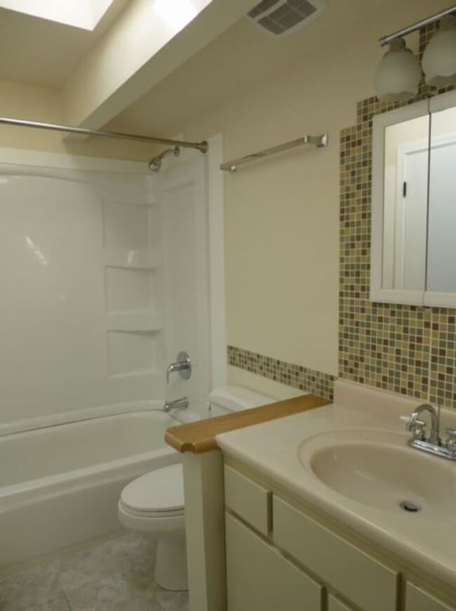 Building Photo - 14707Aa