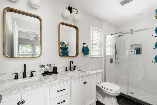 Building Photo - 11807 Oakwood Dr