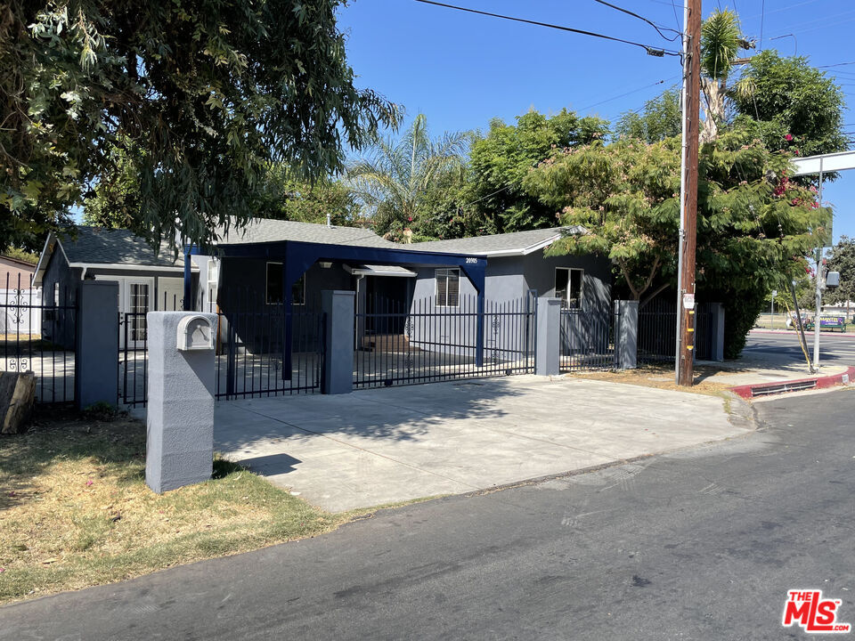 Foto principal - 20905 Hart St