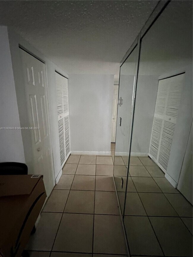 Foto del edificio - 17890 W Dixie Hwy