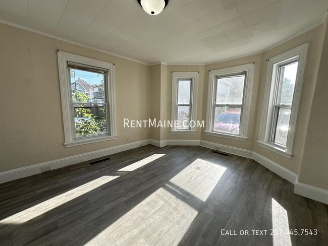 Building Photo - 137 Grove St