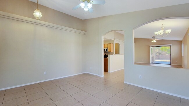 Foto del edificio - 4 bedroom in Goodyear!  All tile!