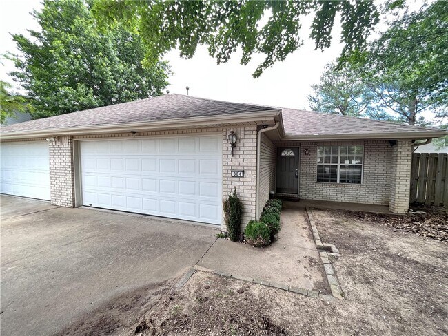 Foto del edificio - 884 N Daisy Ln