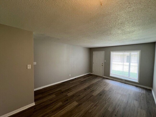 Foto del edificio - Newly Renovated 2B/1B Apartment Available ...