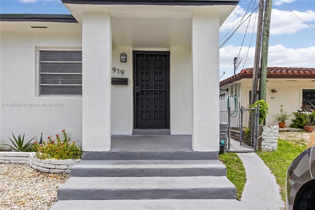 Building Photo - 919 NW 23rd Ct