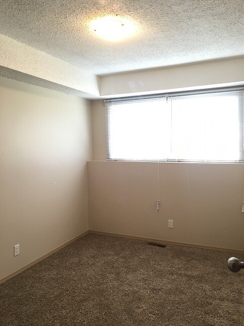 Photo du bâtiment - 2 Bed 1.5 Bath Unit in Red Deer, AB