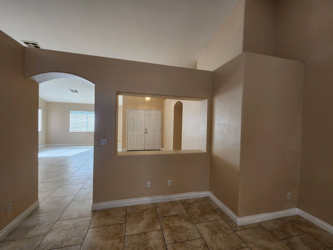 Building Photo - COMING SOON! Spacious 4-Bedroom Single-Sto...