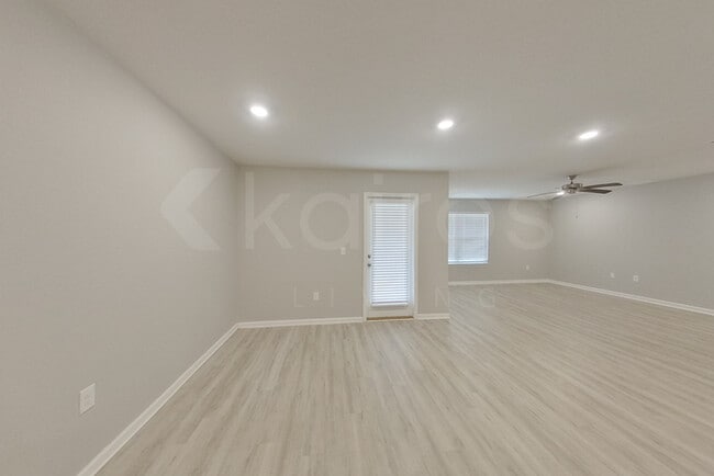 Foto del edificio - 4750 Malay Cir