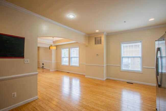 Building Photo - Lovely 4 BR/3.5 BA Single-Family Home in B...