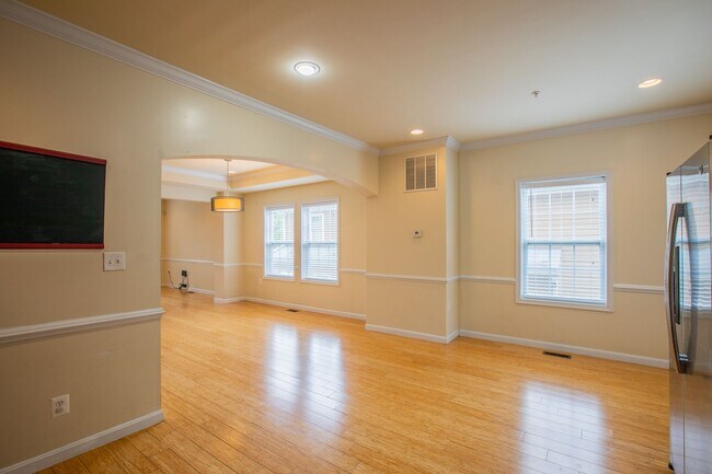 Foto del edificio - Lovely 4 BR/3.5 BA Single-Family Home in B...