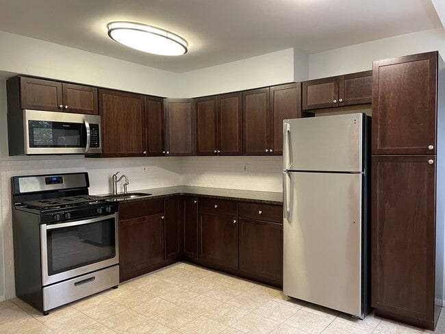 Building Photo - 200 Centre Ave