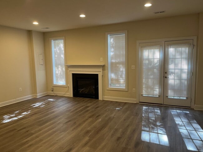 Building Photo - Large Townhouse In Haymarket