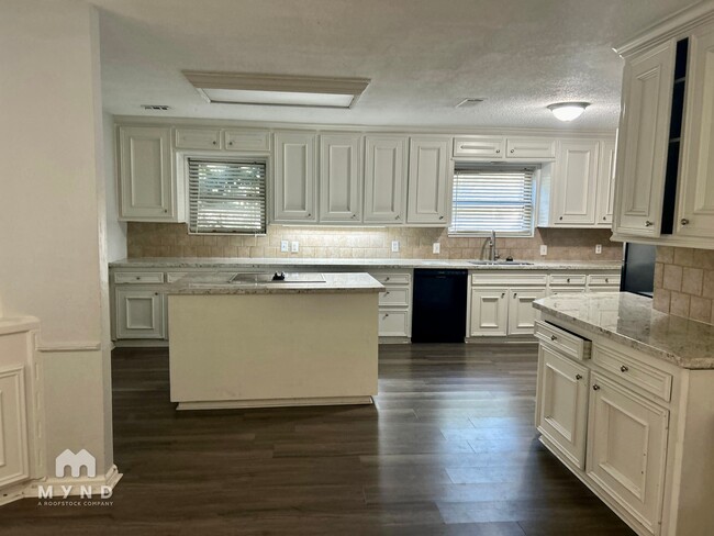 Building Photo - 450 Old Hickory Dr