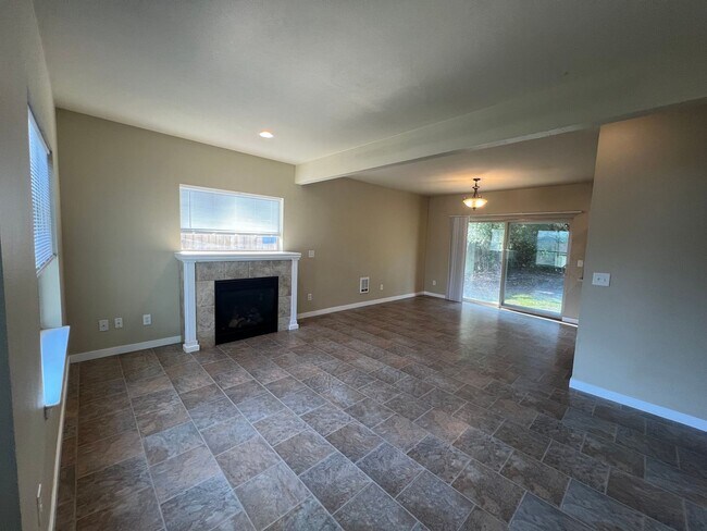 Foto del edificio - 5 Bedroom 2.5 Bath House with detached gar...