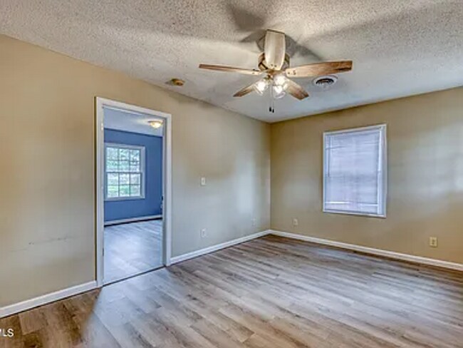 Building Photo - Charming 2-Bedroom Cottage