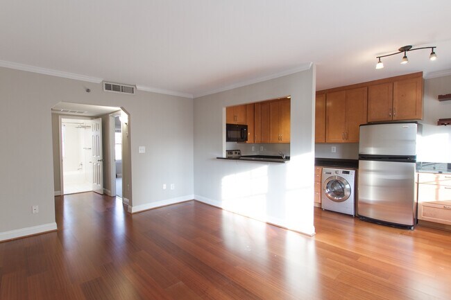 Foto del edificio - Beautiful Light Filled One Bedroom In Rive...