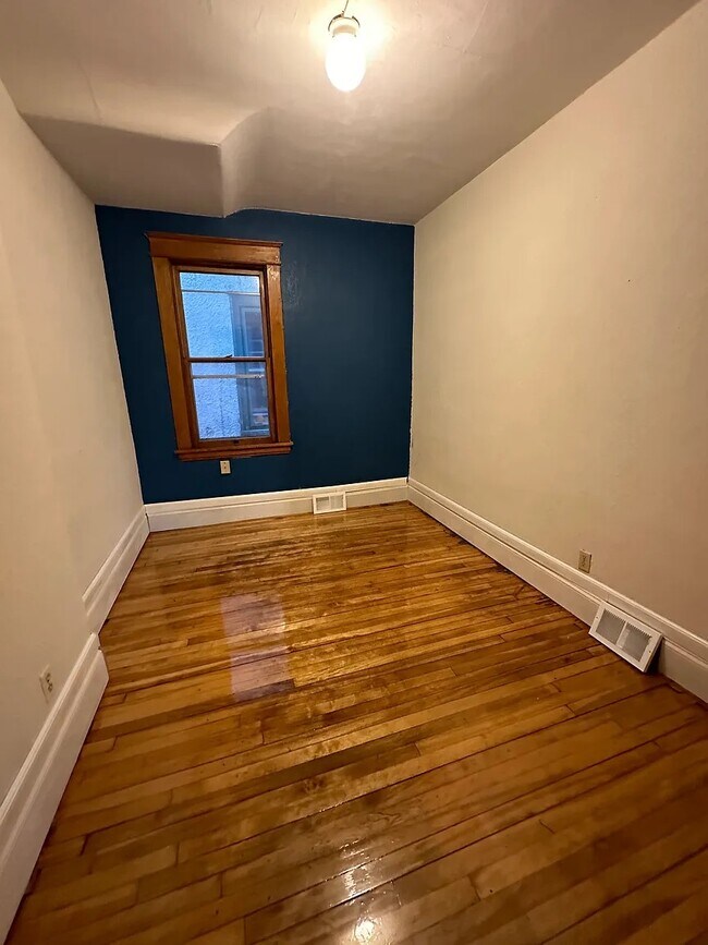 Second bedroom - 434 Goodrich Ave