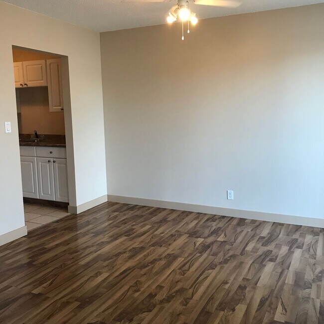 Photo du bâtiment - 2 Bed 1.5 Bath Unit in Red Deer, AB