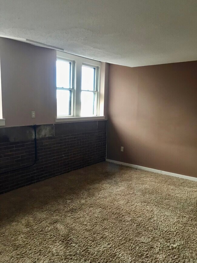 Bedroom 2 - 569 E Merrimack St
