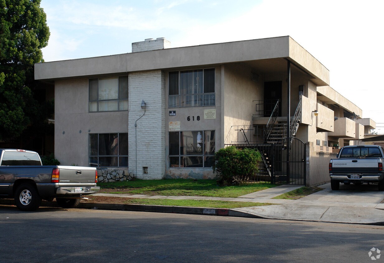 Building Photo - 618 S Walnut Ave