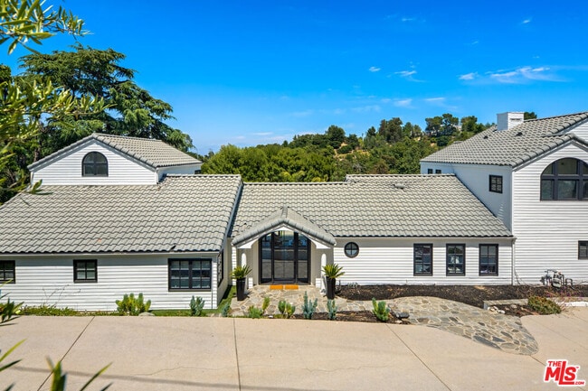 Building Photo - 15438 Mulholland Dr