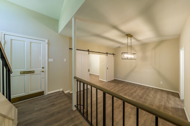Comedor y estudio (o 3rd habitación) con diseño de estilo establo - 5902 Valley Forge Dr