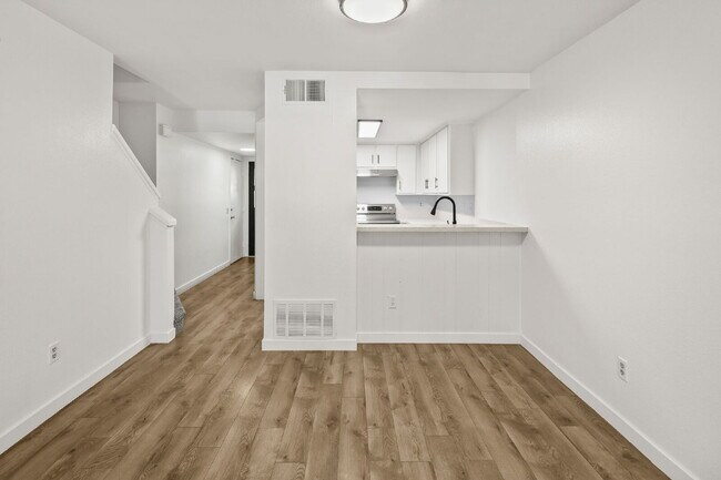 Foto del edificio - Welcome to your serene 3 BR 2.5 BA Townhome in College Park, San Diego!