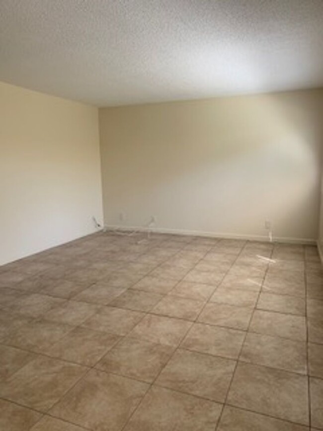 Building Photo - 204 O