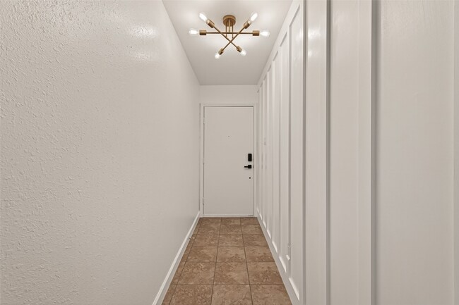 Building Photo - 5347 Lincoln Green Dr