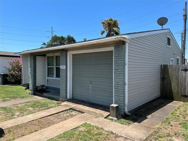 Building Photo - 2009 Neumann Dr