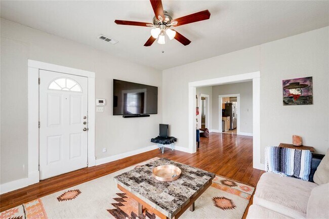 Foto del edificio - 2210 Kinney Rd