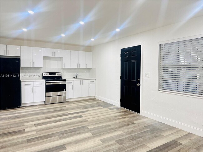 Foto del edificio - 1600 NW 7th Ct