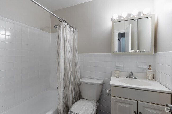 1 BR, 1 BA - 600SF2 - Baño - Jefferson Court Apartments