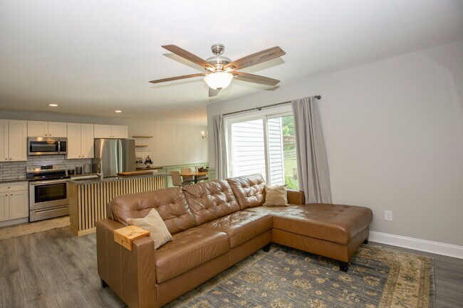 Building Photo - Charming 3-bedroom, 2.5-bath home nestled in the heart of Carthage