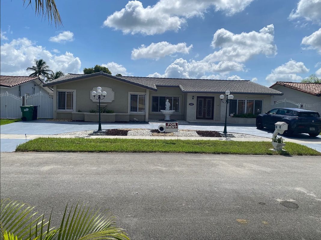 Foto principal - 1907 SW 131st Pl Ct