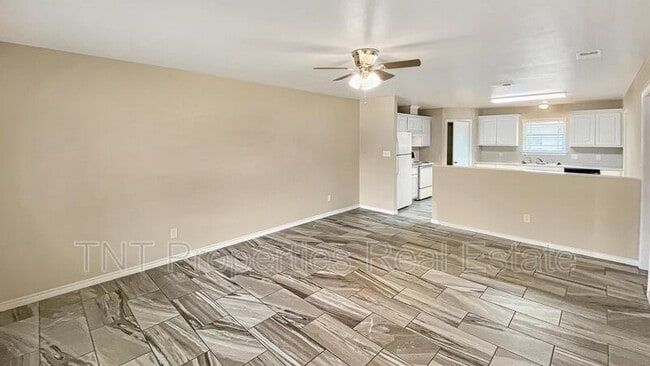 Foto del edificio - 9939 Risky's Ranch Dr