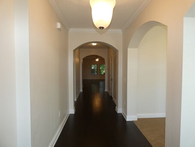 Foto del edificio - Spacious 5-Bedroom Home - Heart of Pace