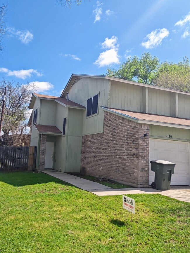 Building Photo - 1114 Royal Crest Dr