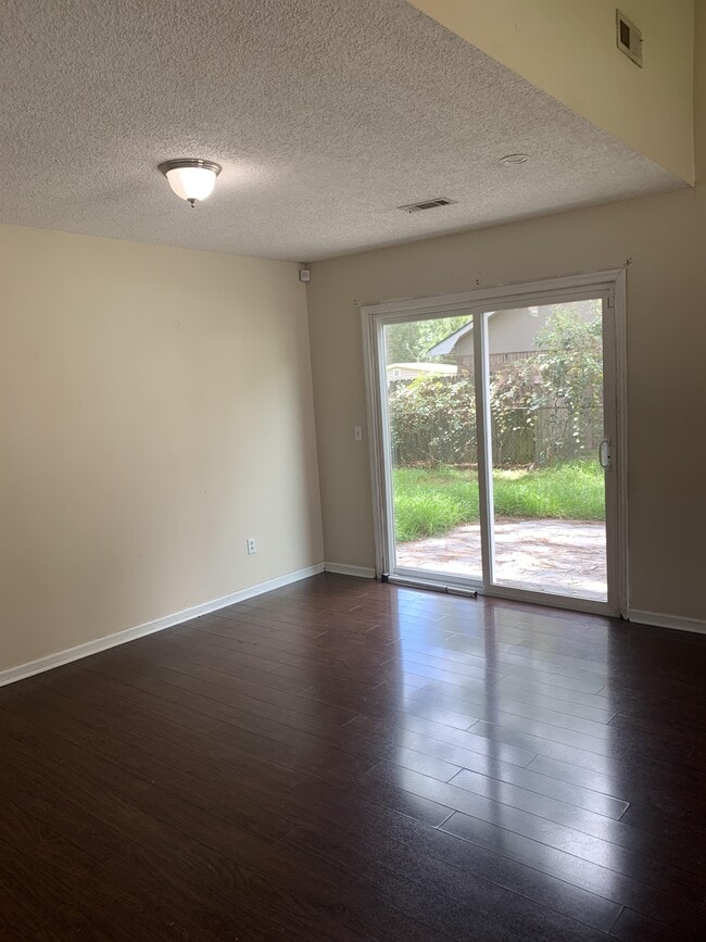 Building Photo - 920 Mandarin Dr