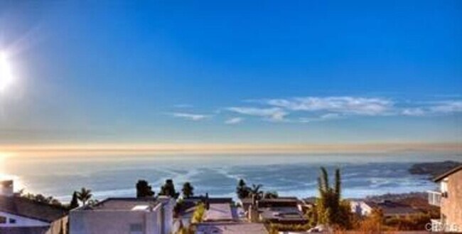 Foto del edificio - Gorgeous Contemporary Hilltop Laguna Beach Home - PANORAMIC OCEAN & CATALINA VIEWS!
