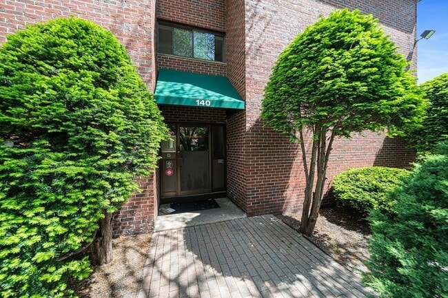 Foto del edificio - 140 Kenrick St