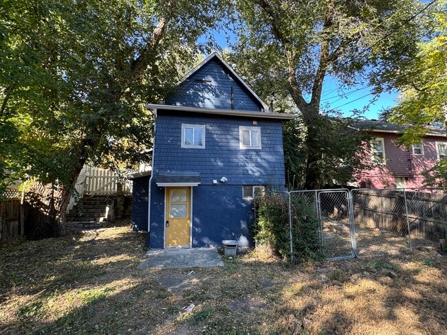 Building Photo - 523 N Walnut St