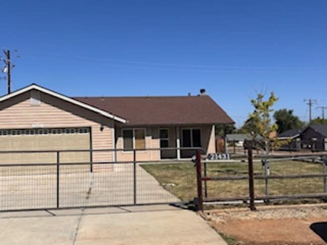 Building Photo - Corner lot in Golden Hills 3bdrm, 2 bath