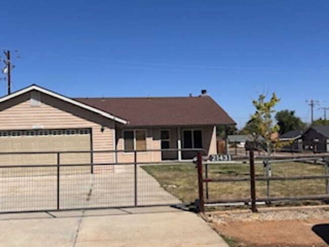 Foto del edificio - Corner lot in Golden Hills 3bdrm, 2 bath