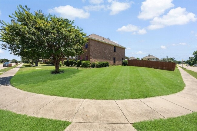 Building Photo - 1100 Camelot Dr
