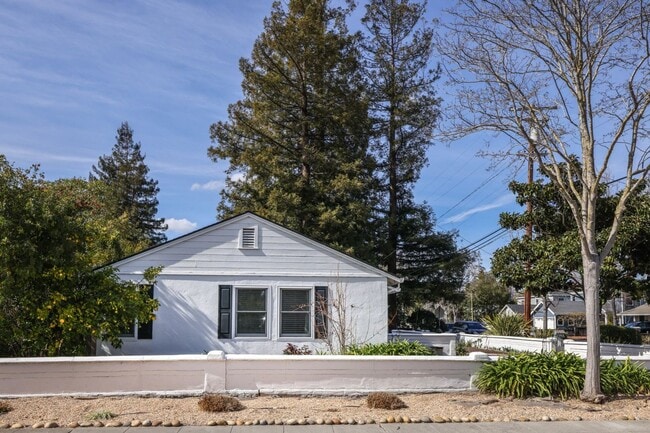 Building Photo - Great home next to Hoover Park