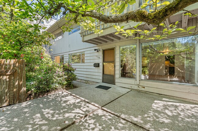 Foto del edificio - 5044 Sand Point Way NE
