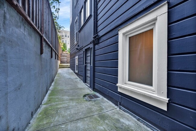 Building Photo - 3014 Pine St